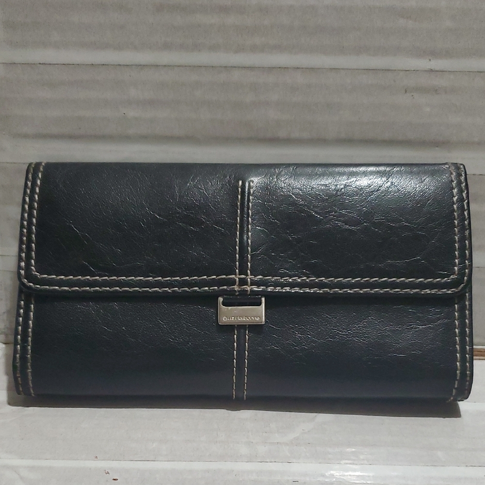 LIZ CLAIBORNE Duplicate Black Leather Wallet with Stitch Detail